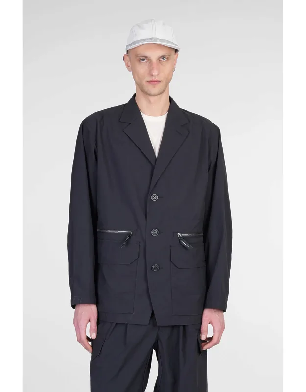 And Wander Blazer With Narrow Notch Lapels And Three Buttons Closure